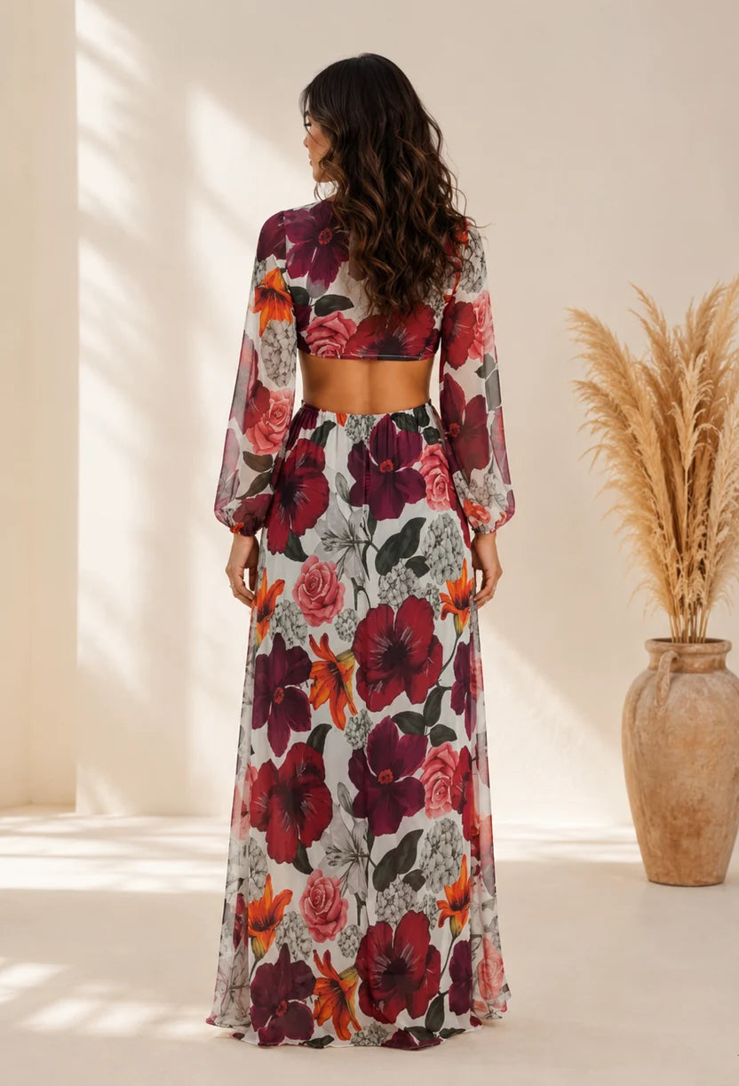 Vista traseira do Vestido Longo Tule Premium Jasmine Dress11 floral, com modelo olhando por cima do ombro, realçando a abertura nas costas e a fluidez do tecido.