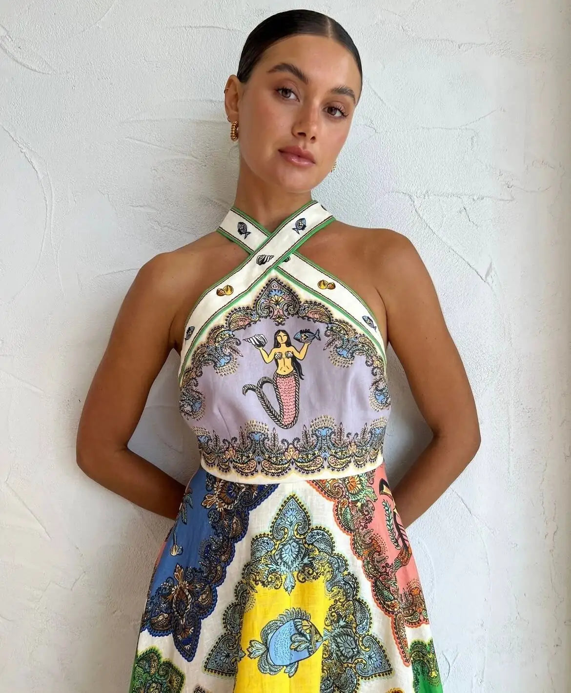Vestido Lua com decote cruzado frente única e estampa artística sofisticada