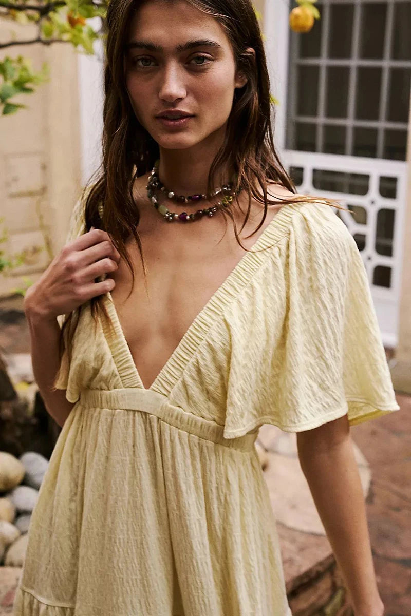 Detalhe do Vestido Madelline butter yellow, decote V profundo e acabamento refinado
