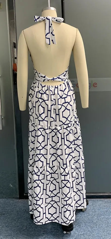 Vestido longo estampado geométrico com detalhe aberto nas costas e amarração no pescoço, design sofisticado e versátil.