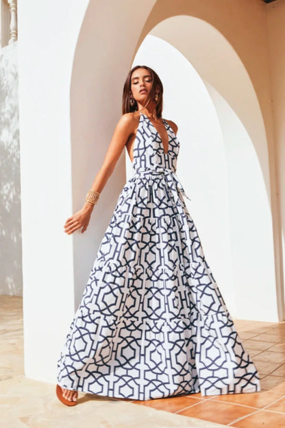Vestido longo elegante estampado geométrico com decote halter profundo e amarração na cintura, look sofisticado para eventos.