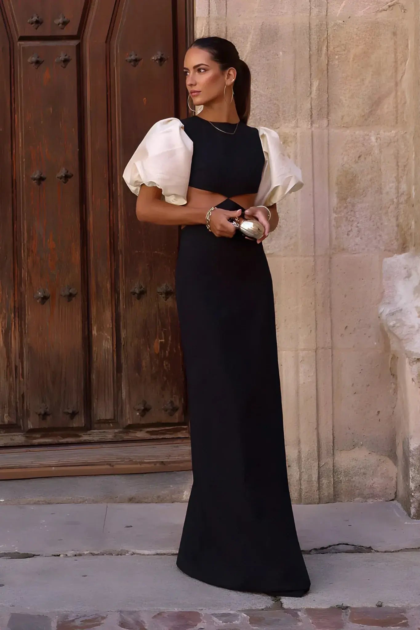 Vestido Margot longo reto bicolor com mangas bufantes brancas e corte sofisticado para eventos formais