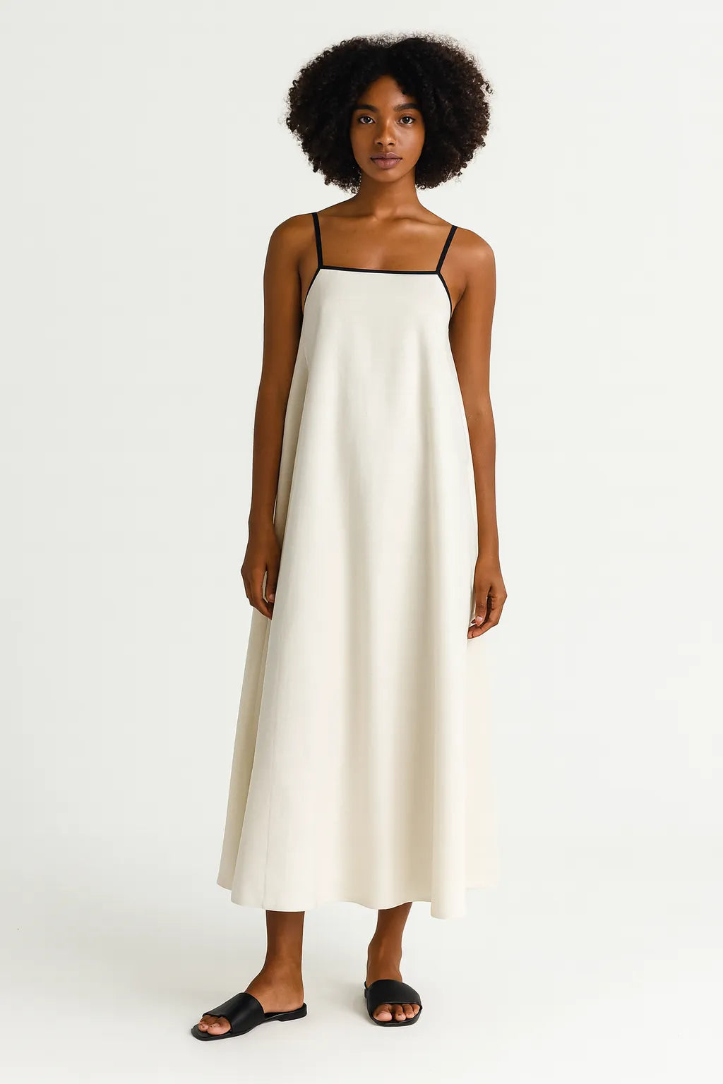 Vestido midi off-white com alças finas e caimento amplo, fotografado de frente em estúdio com fundo branco.