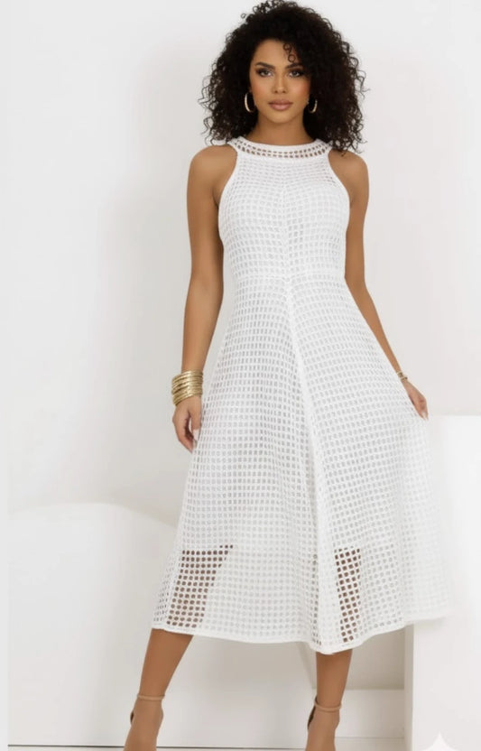 Vestido midi em tricot Soffie da Dress Eleven, modelagem evasê e gola alta delicada, ideal para eventos e ocasiões especiais.