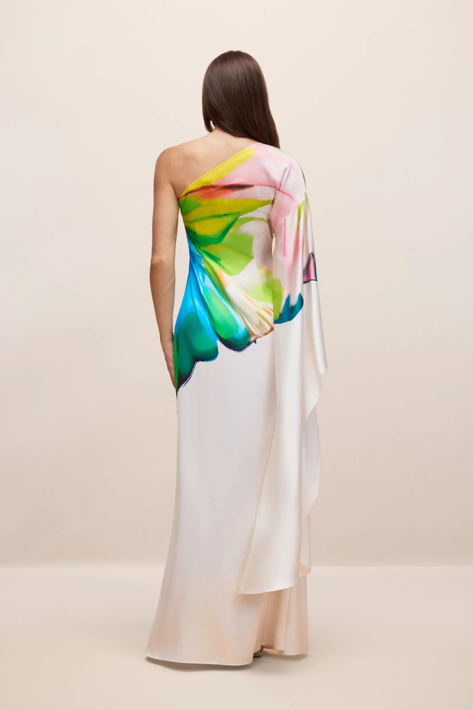 Vestido Olga longo um ombro só com estampa aquarela vibrante visto de costas