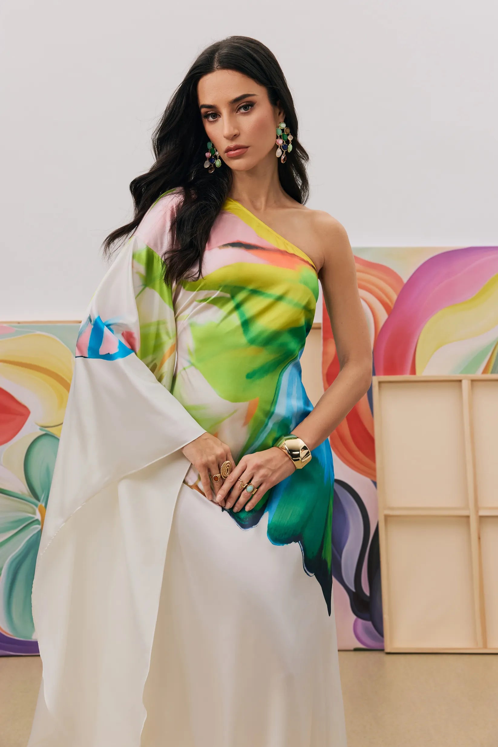 Vestido Olga elegante com decote diagonal e manga ampla fluida em estampa aquarela