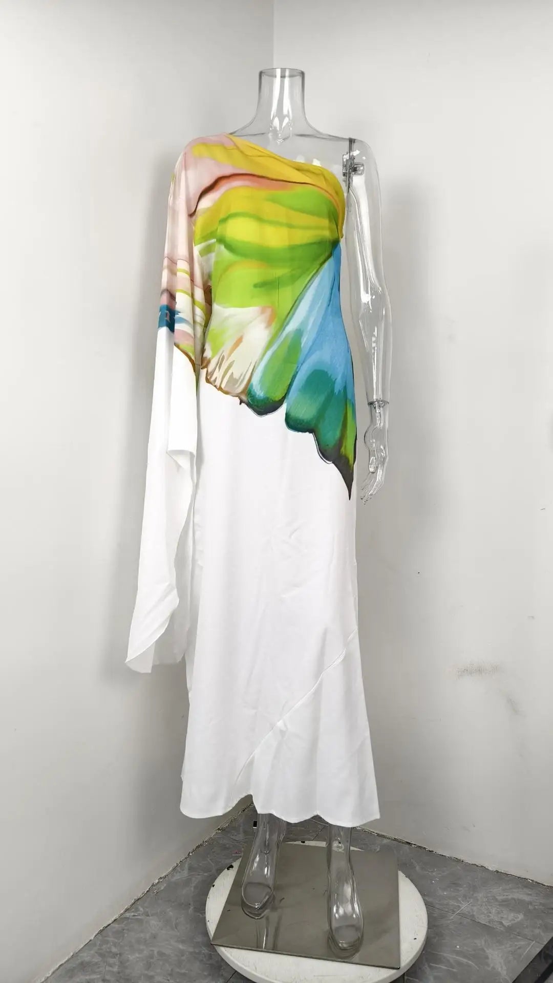 Vestido Olga longo com estampa aquarela pendurado em cabide, detalhe do caimento