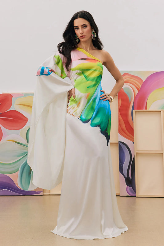 Vestido Olga longo um ombro só com estampa aquarela artística visto de frente em modelo