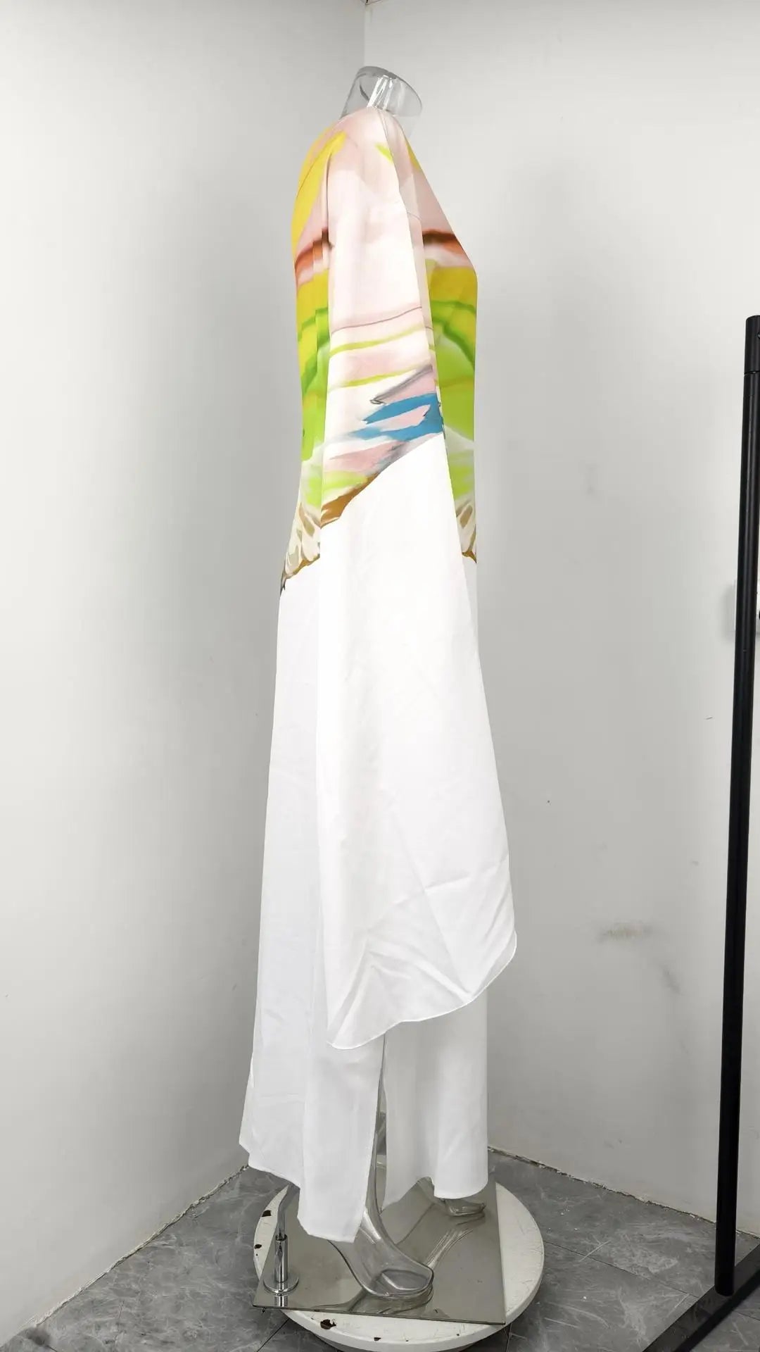 Vista lateral do vestido branco Olga no manequim