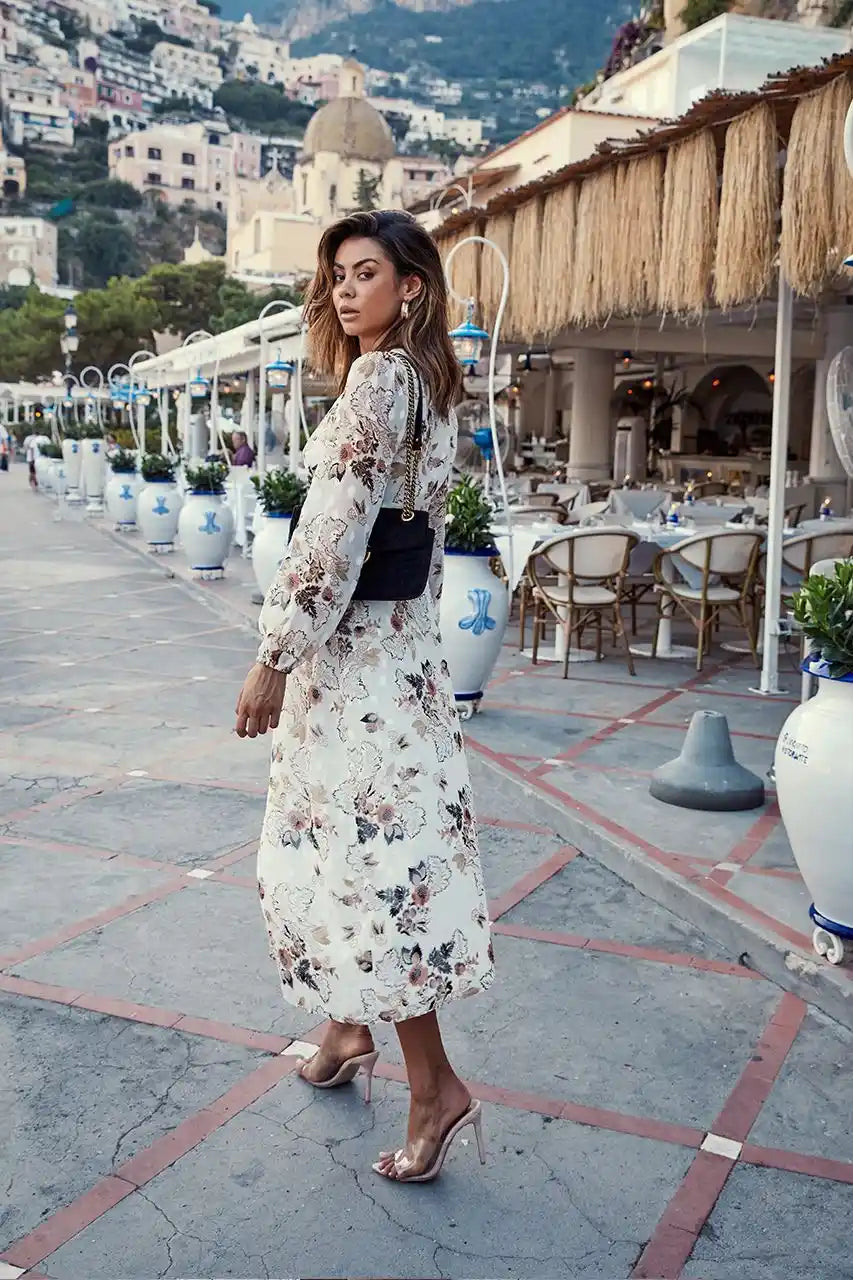 Vestido Positano longo com estampa floral em look casual e elegante, perfeito para passeios urbanos ou viagens, transmitindo conforto e estilo.