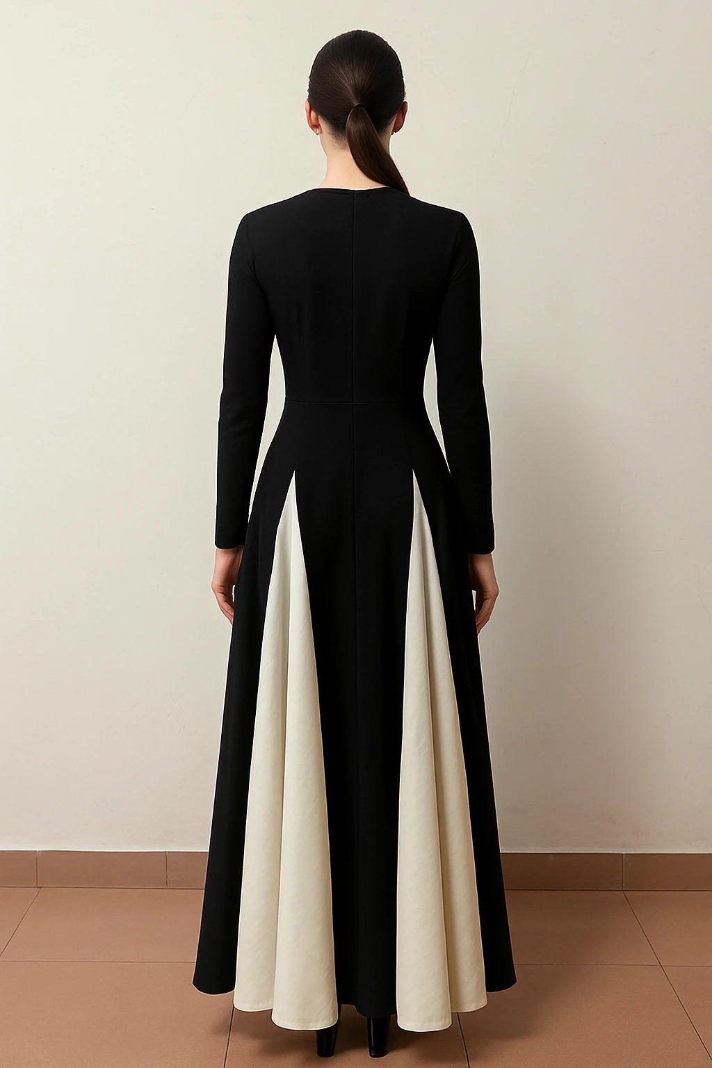 Vista traseira do Vestido Selene longo, com caimento fluido e zíper invisível nas costas, perfeito para ocasiões sofisticadas.

