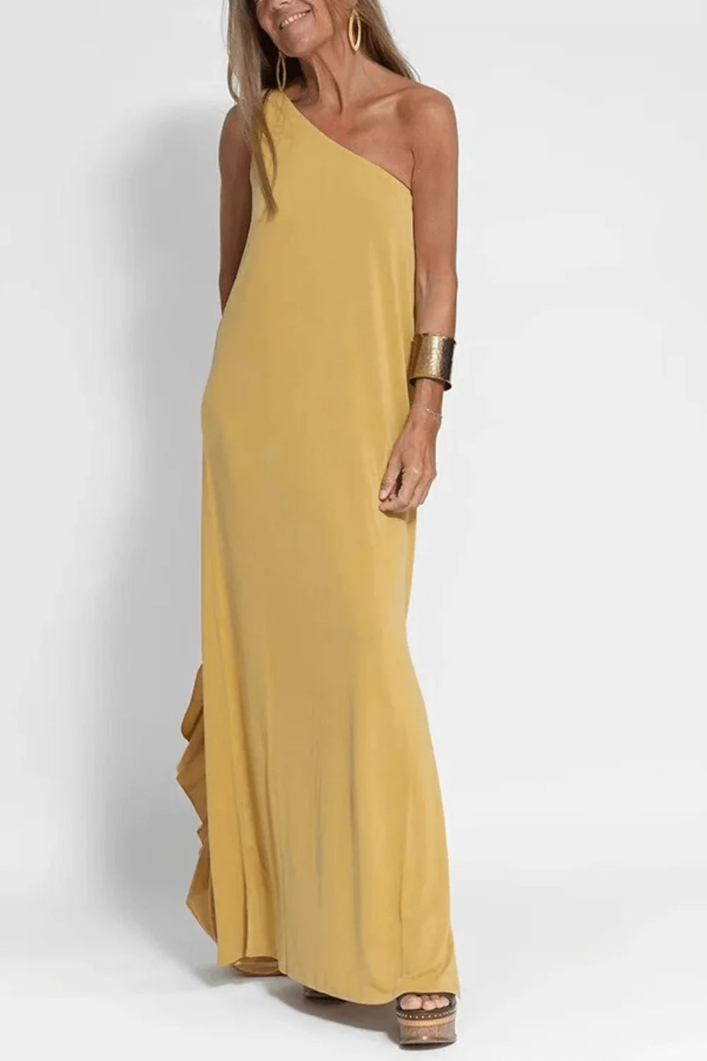 Vestido Sara um ombro só amarelo longo visto de costas, estilo leve e sofisticado