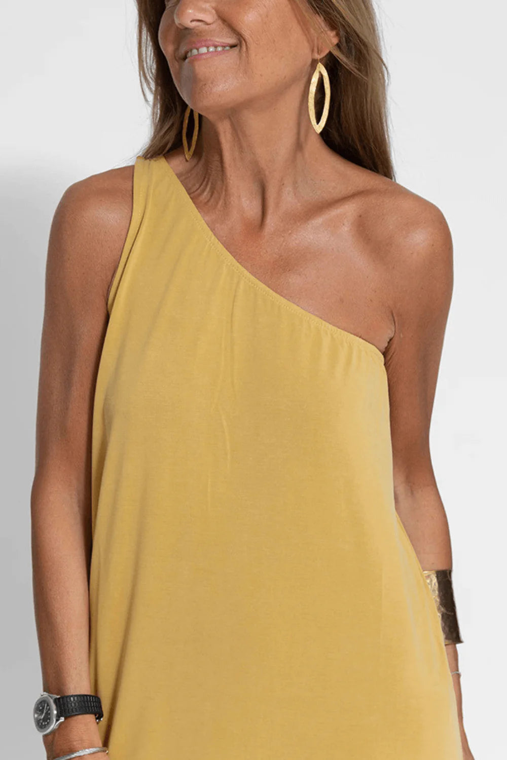 Vestido Sara um ombro só amarelo, detalhe frontal no busto e caimento elegante