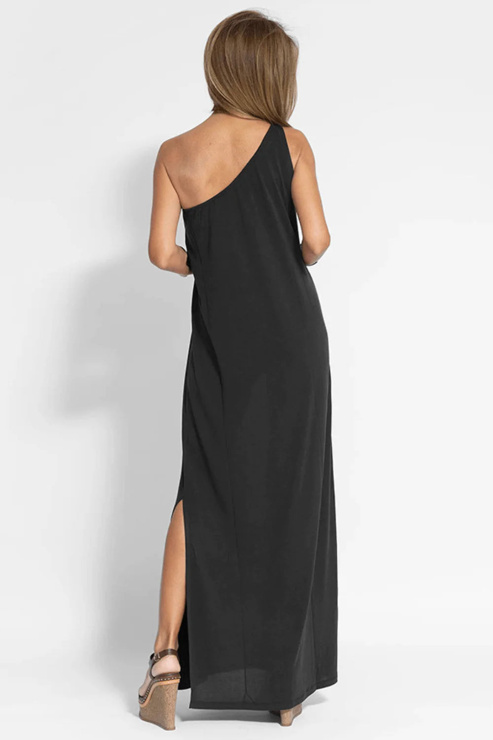Vestido Sara um ombro só preto longo visto de costas, corte reto e fenda discreta