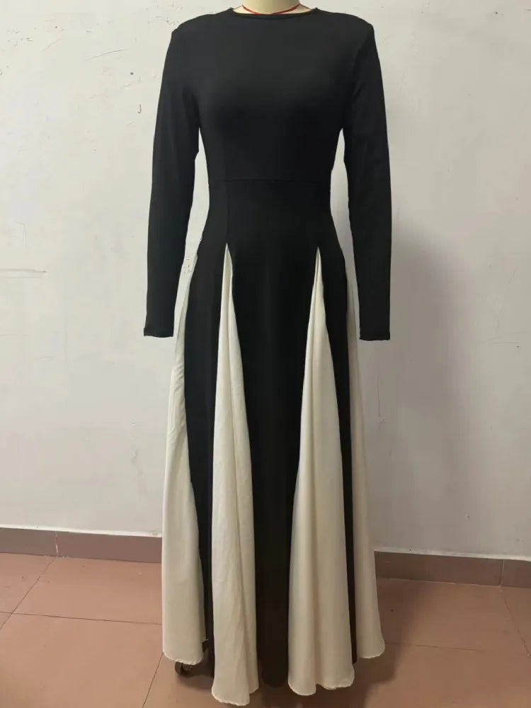  Detalhe do Vestido Selene nas costas, exibindo o design bicolor em preto e branco e o caimento em A-line.