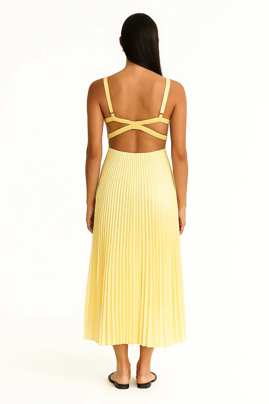 Detalhe das costas do vestido Solaré em cetim com alças cruzadas e saia plissada, mostrando o recorte sofisticado do modelo.
