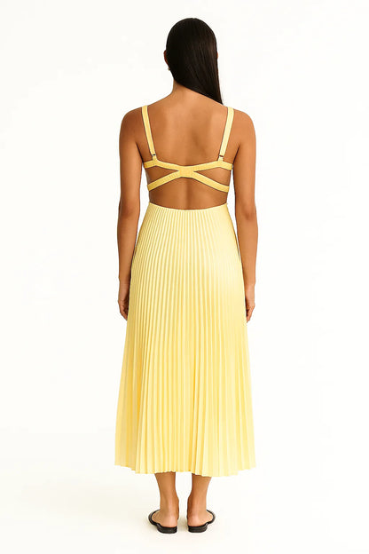Detalhe das costas do vestido Solaré em cetim com alças cruzadas e saia plissada, mostrando o recorte sofisticado do modelo.