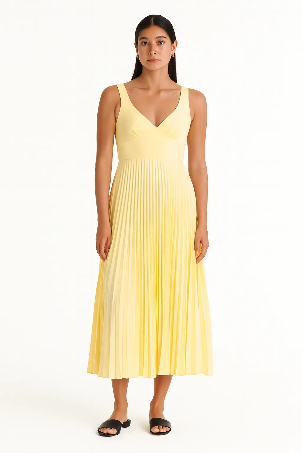 Vestido amarelo em cetim com alças finas, decote em V e saia plissada, fotografado de frente com fundo branco para destacar o caimento elegante.