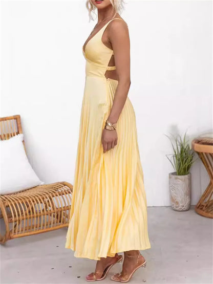 Vista lateral do vestido amarelo plissado em cetim, com alças finas e comprimento midi, ideal para eventos de verão com elegância.

