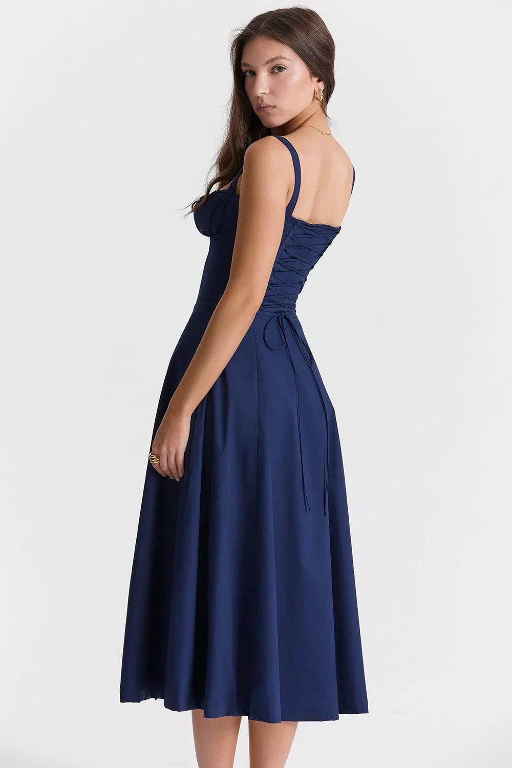 Vestido Valentina midi azul com amarração traseira e silhueta ajustada na cintura