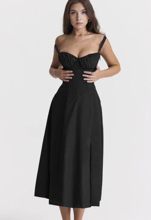 Vestido Valentina midi preto clássico com busto drapeado, cintura marcada e saia evasê