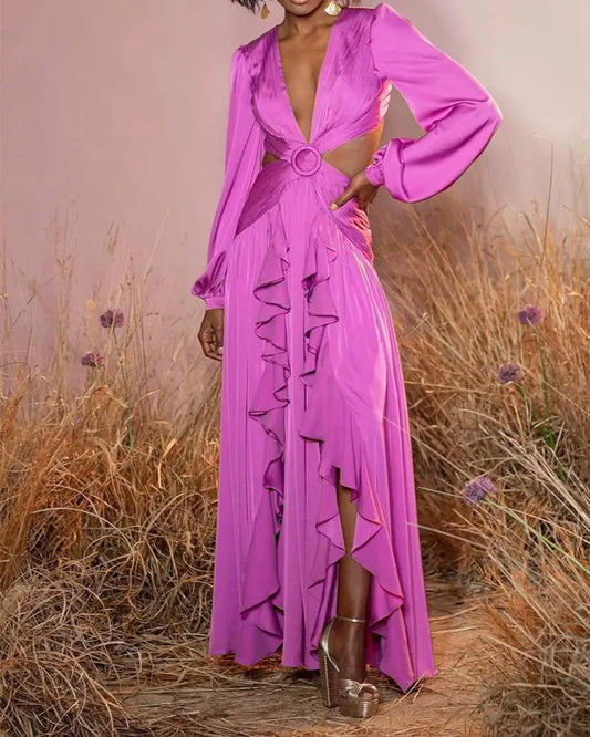 Modelo usando o Vestido Vellentina longo com decote em V profundo, mangas bufantes e saia fluida com babados, em cenário externo.