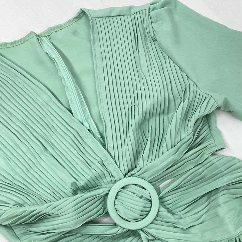 Vestido Vellentina longo em versão verde, evidenciando o aro central e o acabamento drapeado do busto.