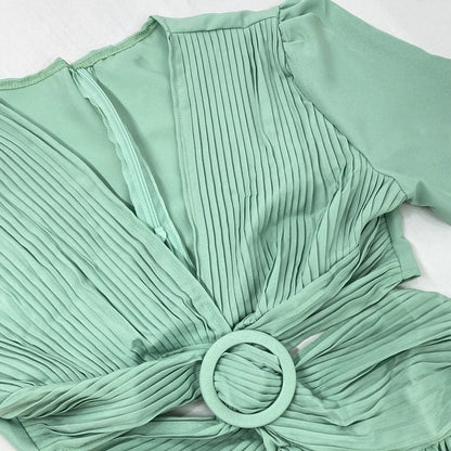Vestido Vellentina longo em versão verde, evidenciando o aro central e o acabamento drapeado do busto.