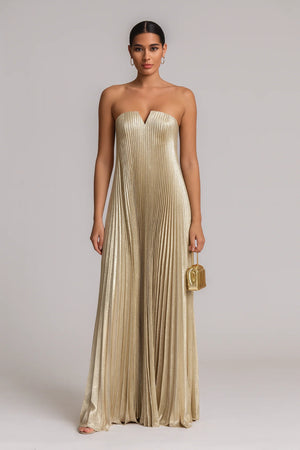 Vestido dourado plissado longo sem alças com decote em V, modelo morena clara em estúdio com clutch dourada – Dress Eleven