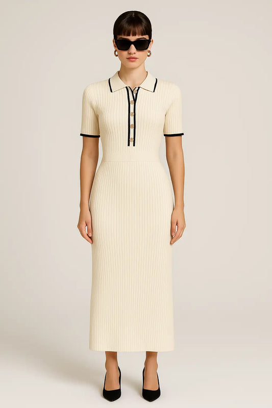 Vestido midi off-white em tricot com gola polo, botões dourados e acabamento preto, usado por modelo com óculos escuros em fundo neutro.