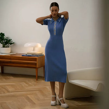 Vestido Victoria longo em tricot canelado com gola polo, botões dourados e modelagem ajustada elegante