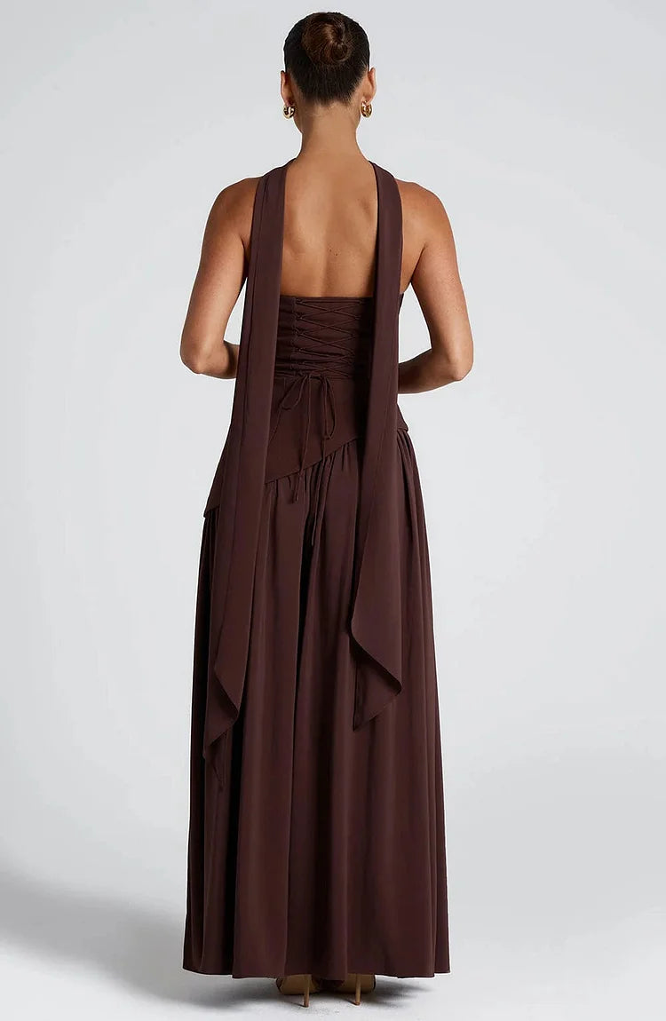 Vestido Brown visto de costas, detalhe em faixa longa e caimento elegante em tecido fluido.
