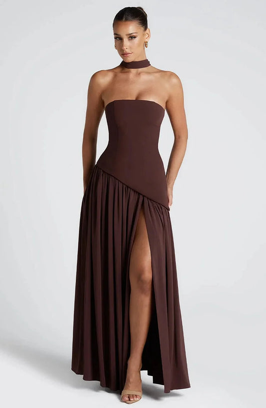 Vestido Brown frente em estúdio, longo com decote reto e fenda lateral sofisticada.