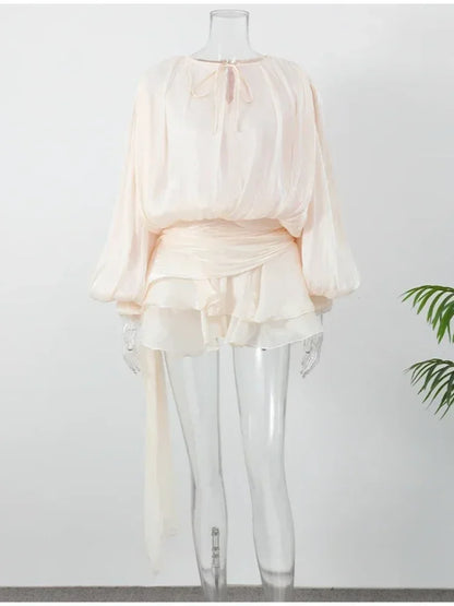 Vestido Celestine bege curto feminino com blusa soltinha manga longa em manequim