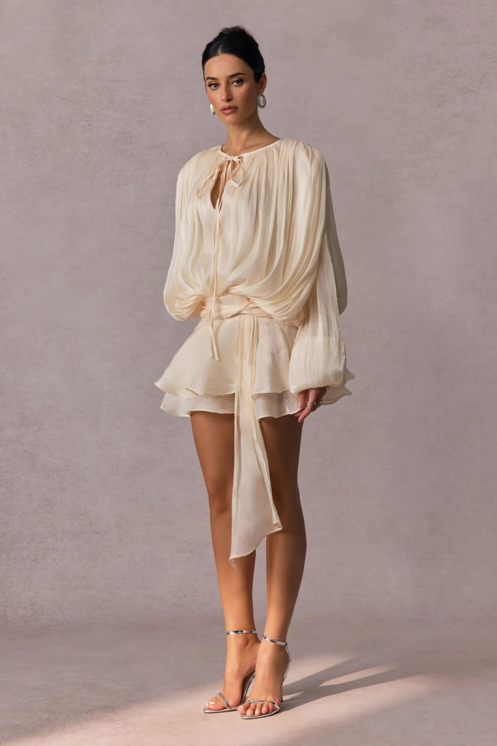 Vestido Celestine bege curto feminino com mangas bufantes e caimento sofisticado