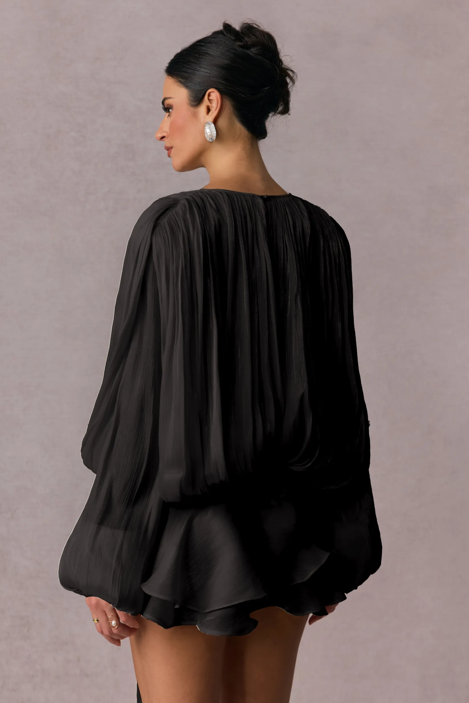Vestido Celestine preto elegante curto com mangas bufantes e detalhe fluido traseiro