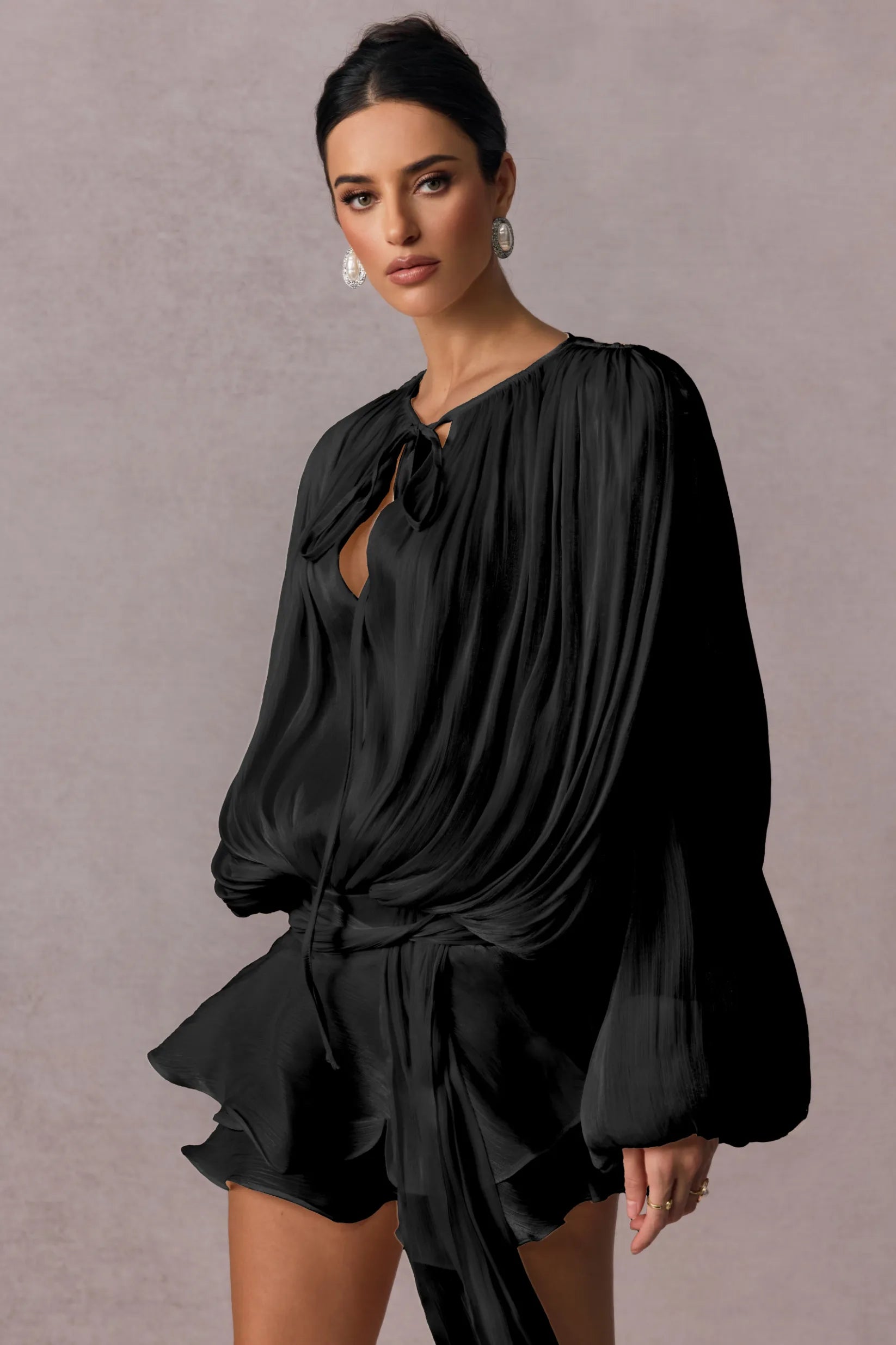 Vestido Celestine preto curto feminino com blusa plissada manga longa