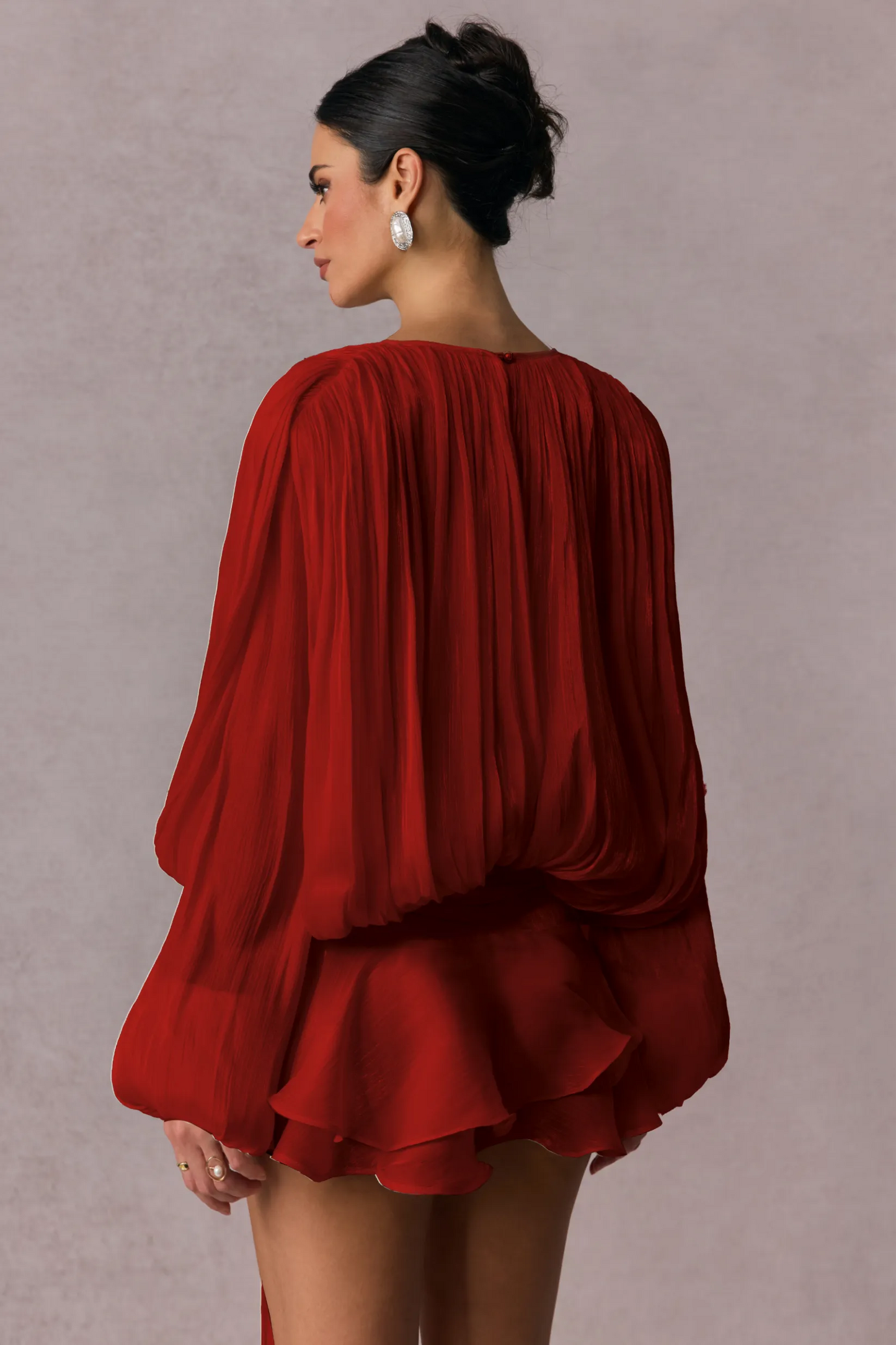 Vestido Celestine vermelho curto elegante com mangas bufantes e detalhe fluido traseiro