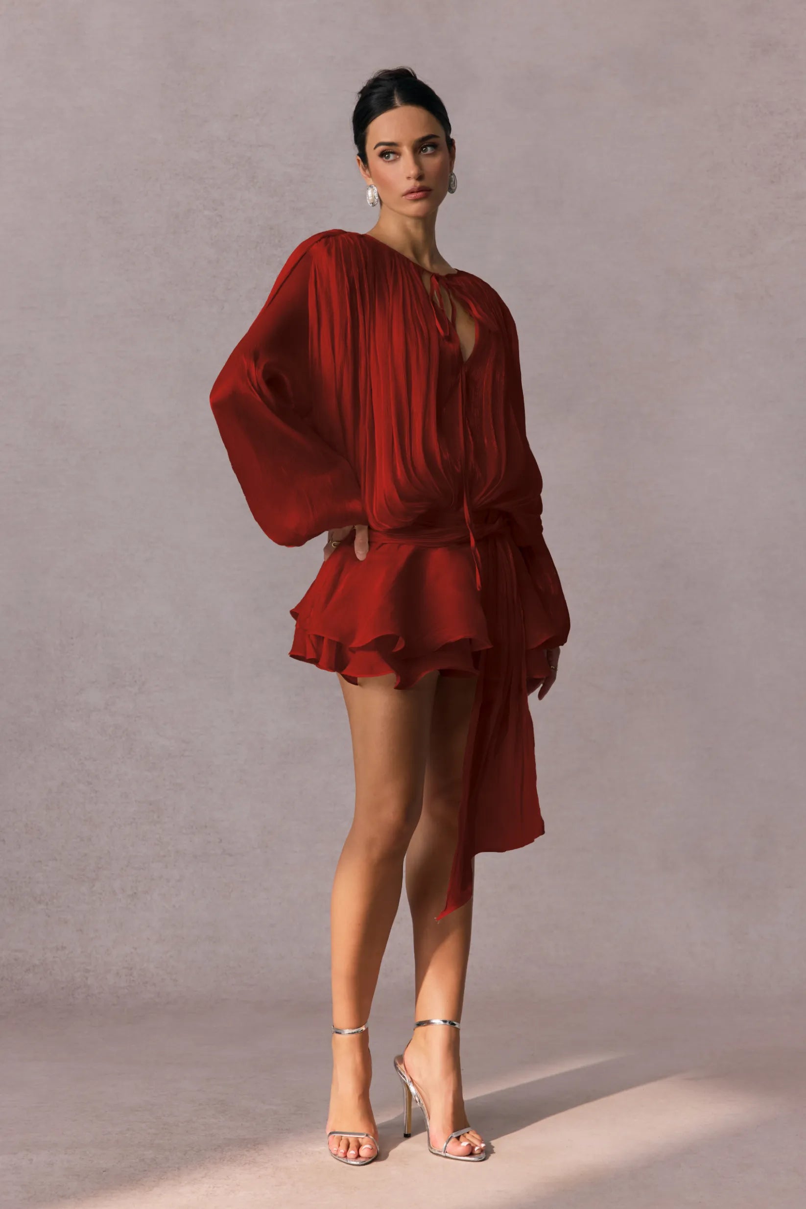 Vestido Celestine vermelho elegante curto com mangas longas bufantes e caimento leve