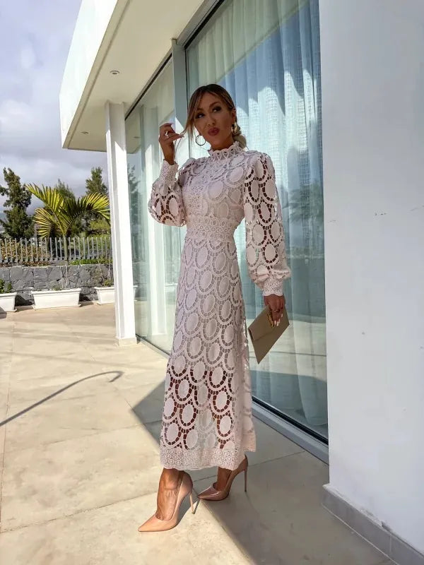 Vestido Cherry midi branco de renda com gola alta e mangas longas, ideal para festas e ocasiões formais.