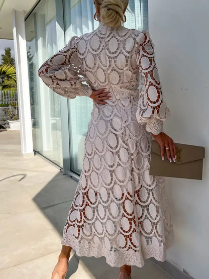 Vestido Cherry branco de renda midi visto de costas, com detalhe vazado e acabamento refinado.