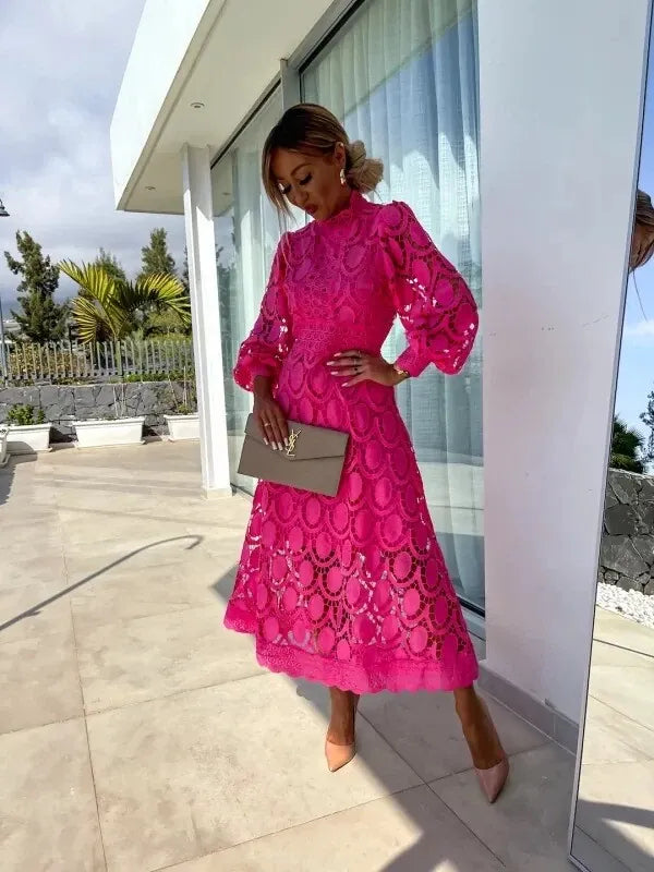 Vestido Cherry midi pink em renda, mangas bufantes e gola alta, perfeito para festas e momentos especiais.