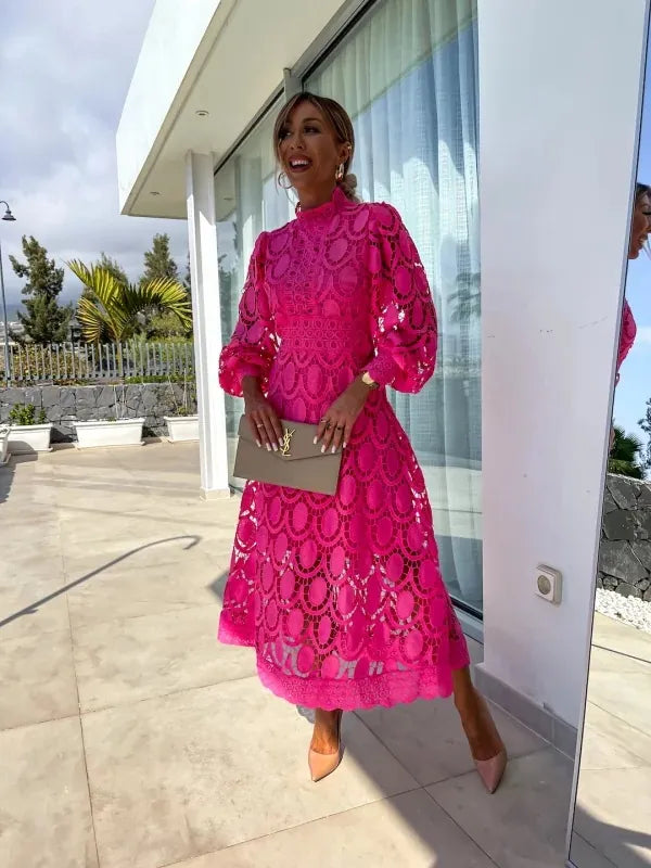 Vestido Cherry midi pink de renda com mangas bufantes e gola alta, ensaio de moda elegante e moderno.