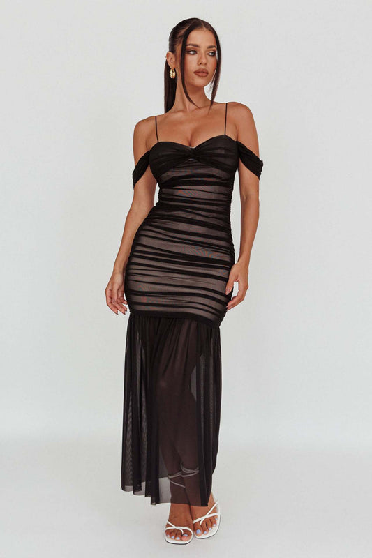 Vestido Clara frente, longo em malha plissada com design fora do ombro e alças finas, ideal para festas e ocasiões especiais.