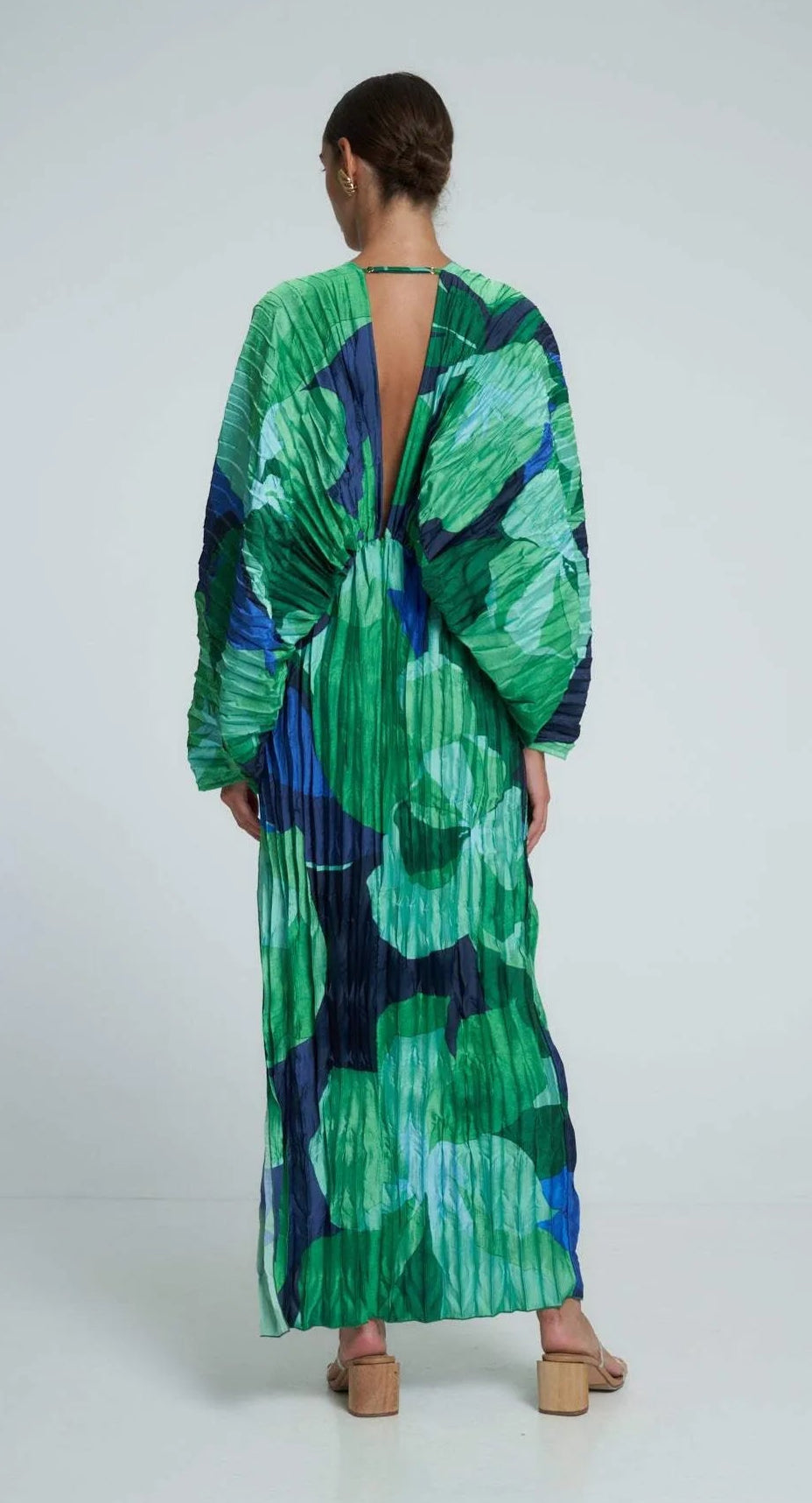 Vestido Emma longo plissado com estampa abstrata verde azul vista traseira