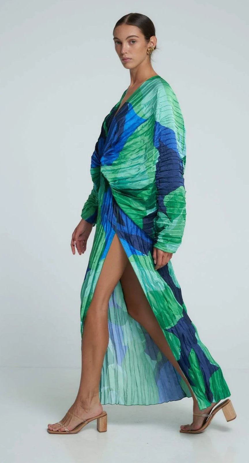 Vestido Emma plissado longo com fenda lateral e estampa artística sofisticada