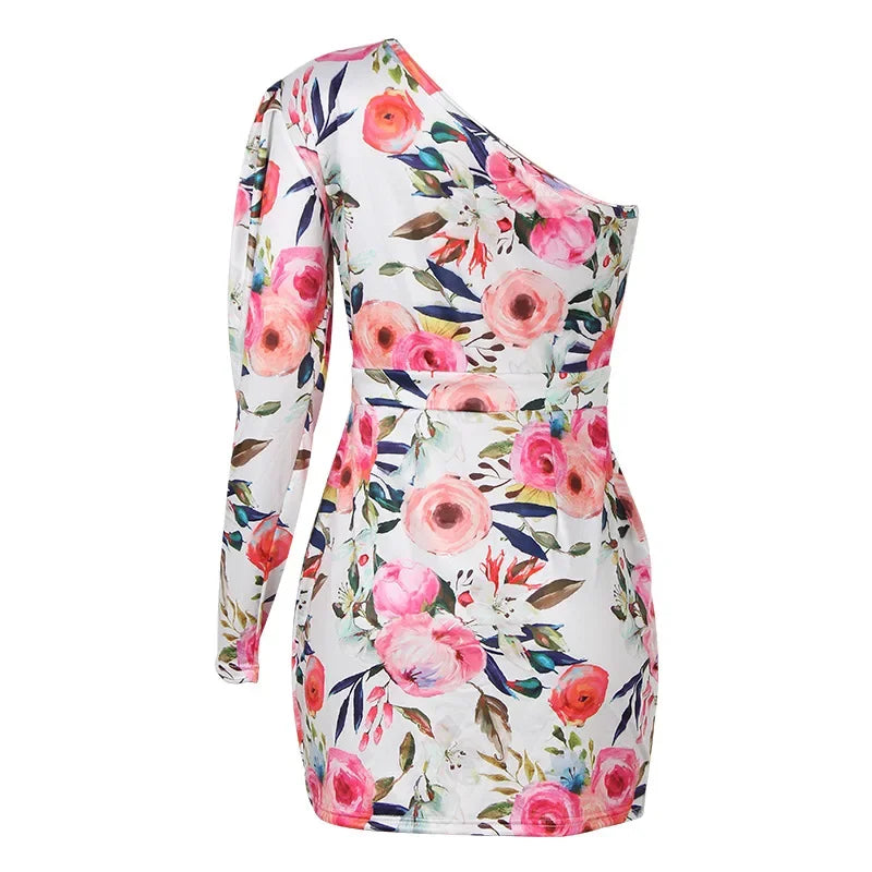 Vista traseira do vestido curto floral de um ombro só com manga longa ajustada, ideal para produções refinadas e cheias de estilo.