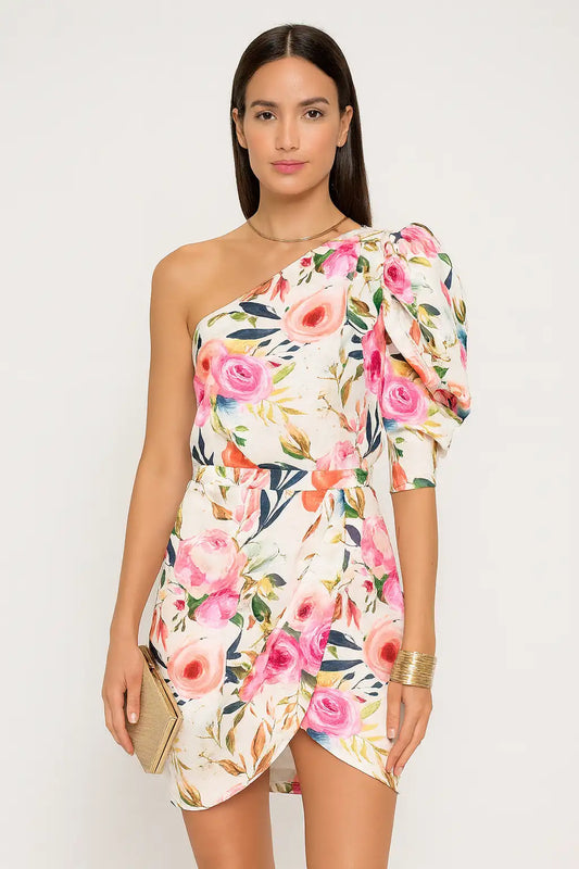 Vestido curto floral de um ombro só com manga bufante e saia transpassada, ideal para eventos elegantes e ocasiões especiais.