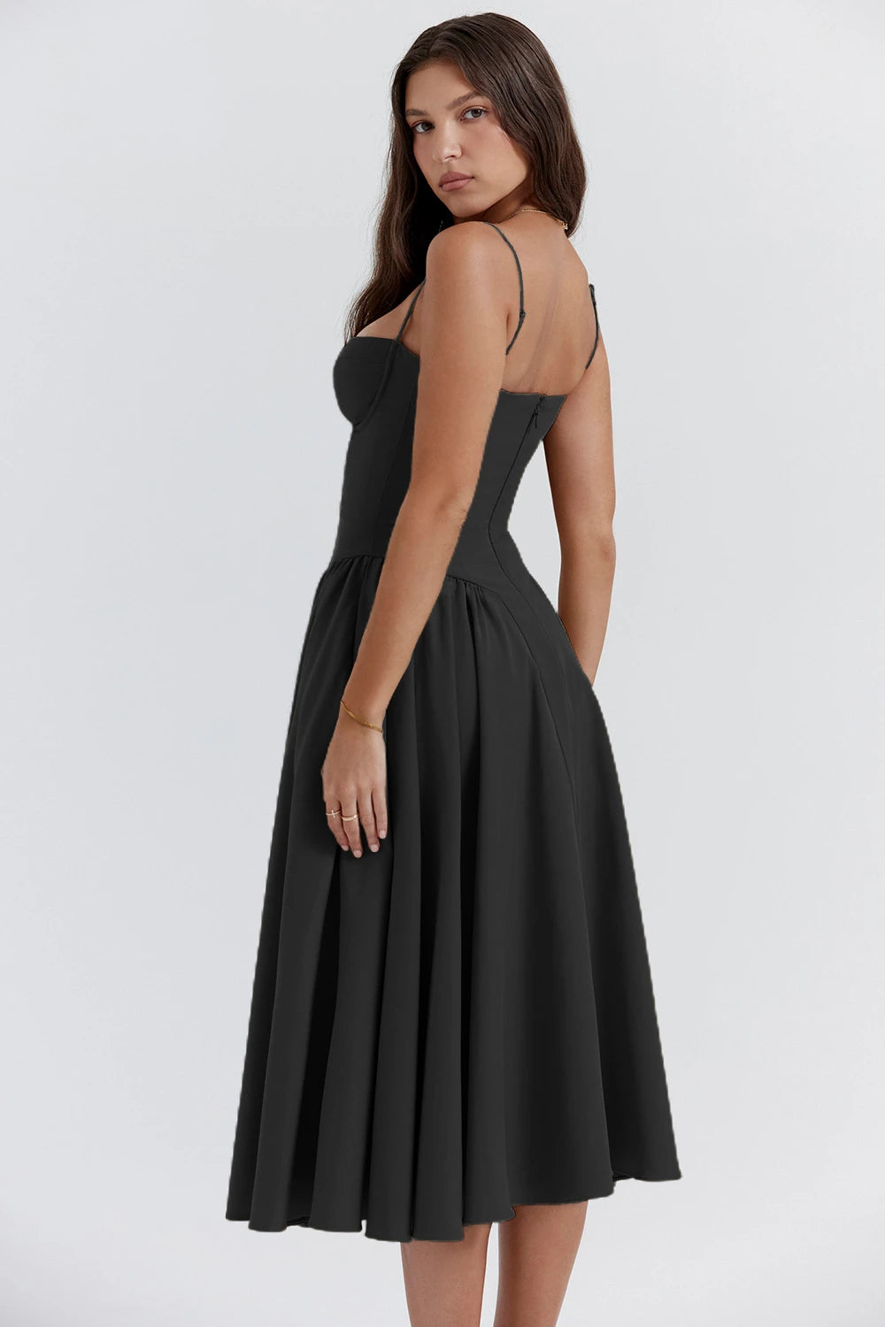 Vestido midi com busto estruturado e cintura marcada, modelo Isadora Colors em tom preto fotografado de costas