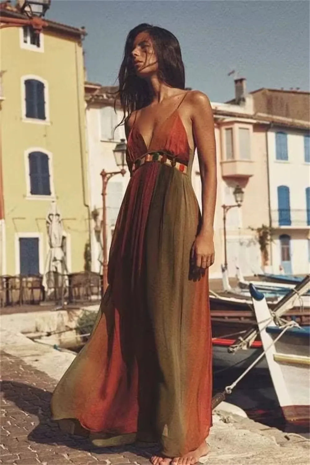 Vestido longo com alças finas, decote profundo e caimento fluido, ideal para ocasiões sofisticadas e estilo elegante.